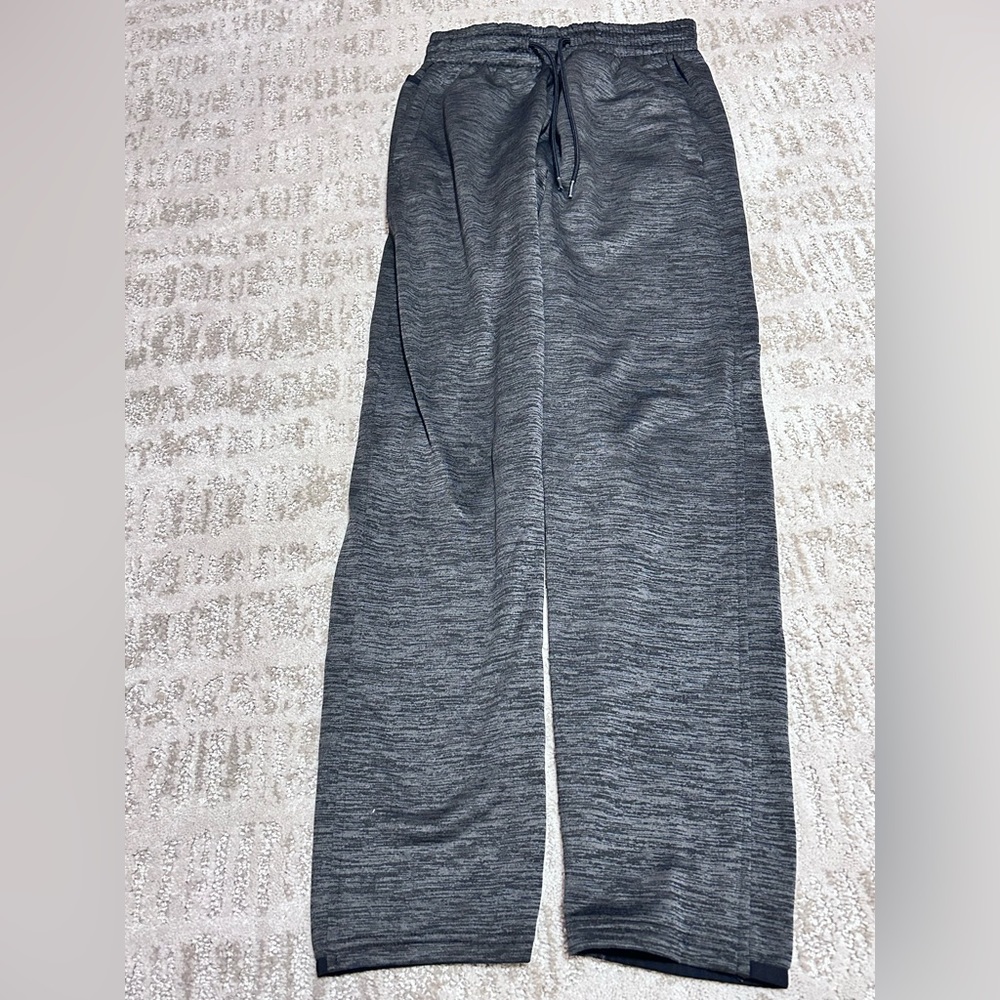 Comfy athletic type sweat pants with pockets